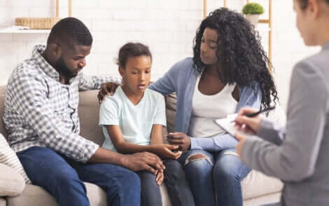 Des parents avec leur fille chez un professionnel. 