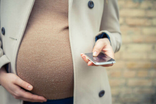 Une femme enceinte cherche le nom de son bébé.