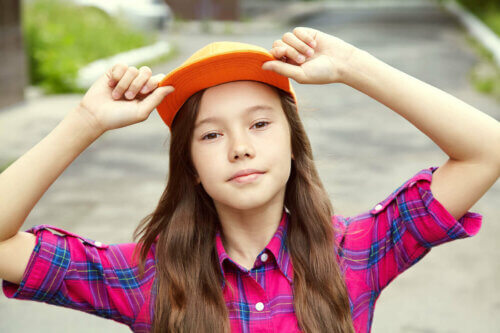Une fille avec une casquette adolescence normale.