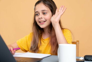 Une fille étudiant à la maison.