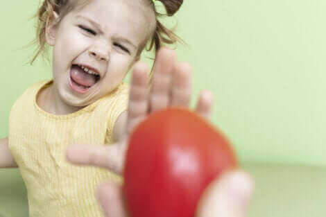 Un enfant refusant de manger des fruits.