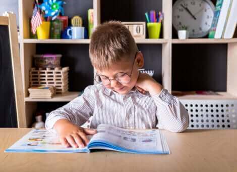 Un enfant lisant un livre.