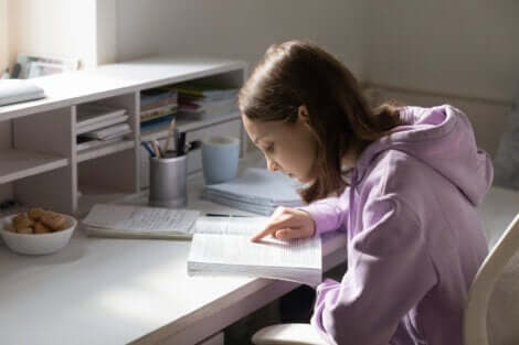 Une jeune fille qui étudie.