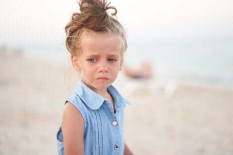 Une jeune fille triste.
