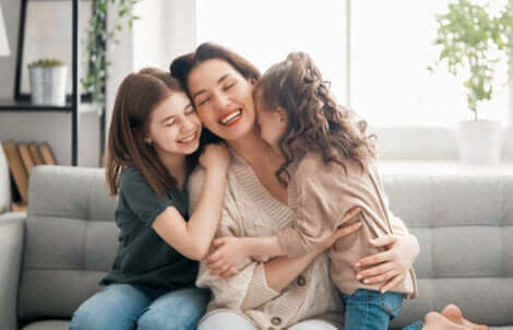 Un câlin entre une mère et ses deux filles. 