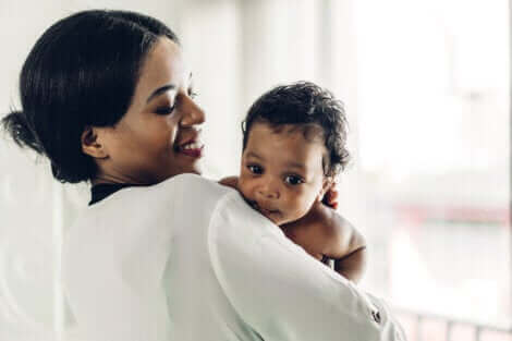 Une maman tenant son bébé.