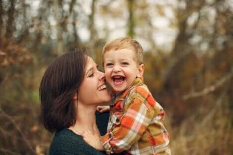 Une maman et son enfant heureux dans la nature.