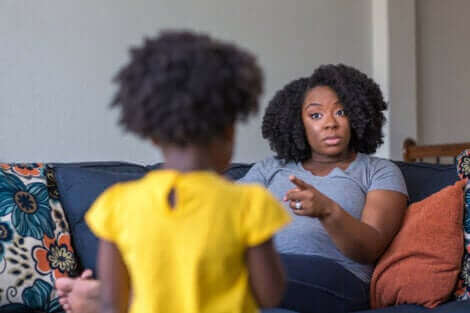 Une mère grondant son enfant.