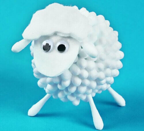 Un mouton en coton lors des activités manuelles.