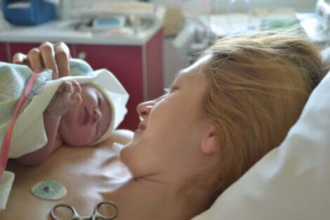 Un nouveau-né et sa maman.