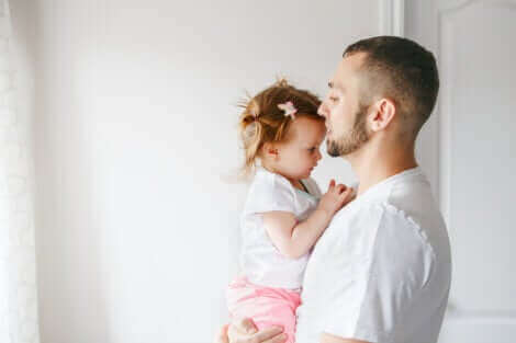 Un père tenant sa fille.