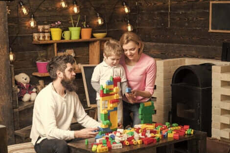 Une famille jouant à un jeu de construction.