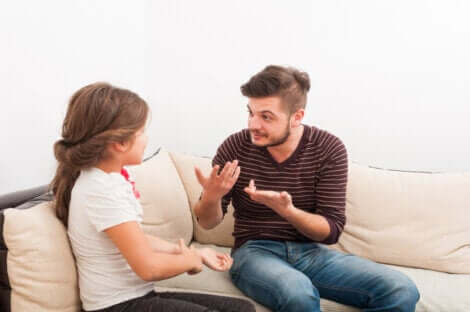 Un père qui parle avec sa fille.