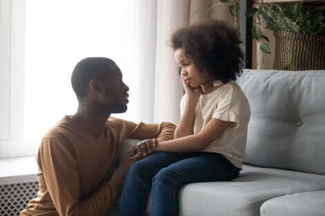 Un père qui parle à sa fille.