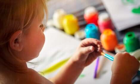 Une petite fille qui dessine.