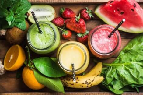 Des smoothies aux fruits.