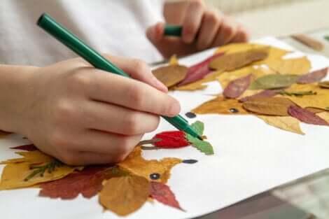 Des activités manuelles avec des feuilles.