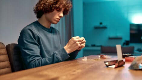 Un adolescent avec du cannabis.