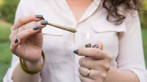 Une adolescente fume un joint.