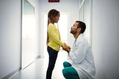 Une fille discutant avec un médecin.