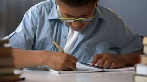 Dyslexie infantile : symptômes, causes et traitement