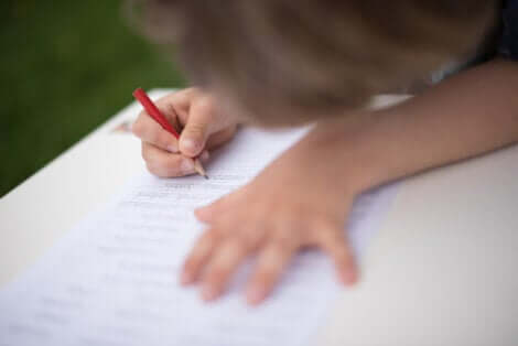 Un enfant qui apprend à écrire. 
