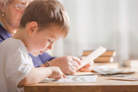 Un enfant qui apprend à lire.