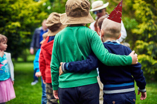 Des enfants enlacés en excursion dans la nature.