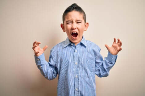Un garçon qui crie et exprime sa colère. 