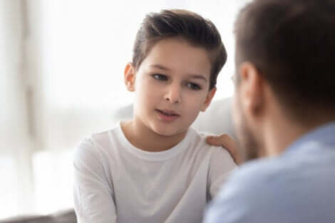 Un jeune garçon qui parle avec un adulte. 