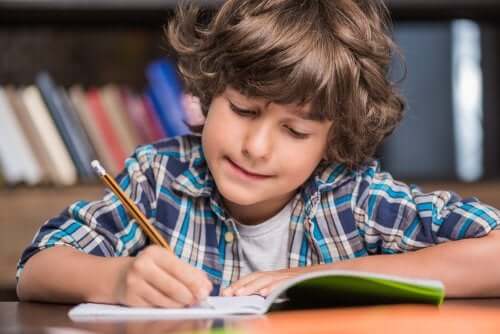 Apprendre à écrire avec la méthode Montessori