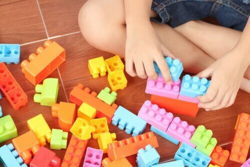 Un enfant jouant à un jeu de brique de construction.