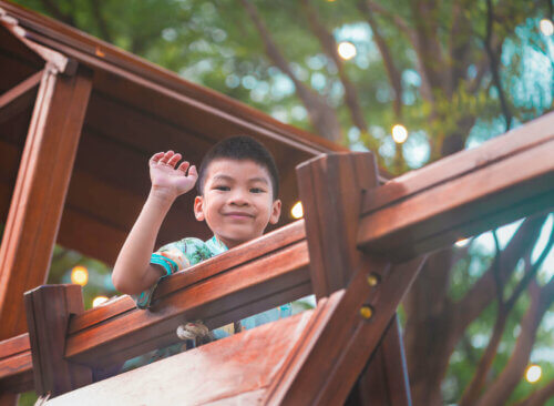 Un enfant jouant au parc de jeux.