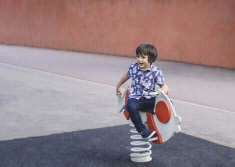 Un enfant qui joue seul.