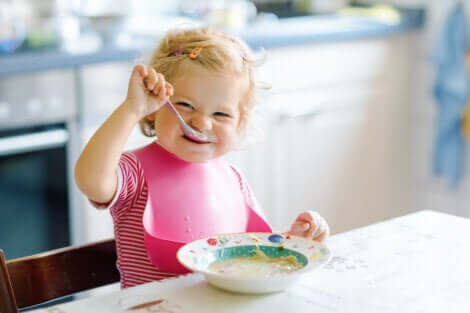 Un enfant qui mange tout seul.