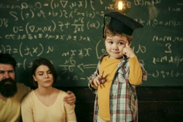 Des enfants et leurs parents regardent les notes à l'école sur le tableau.