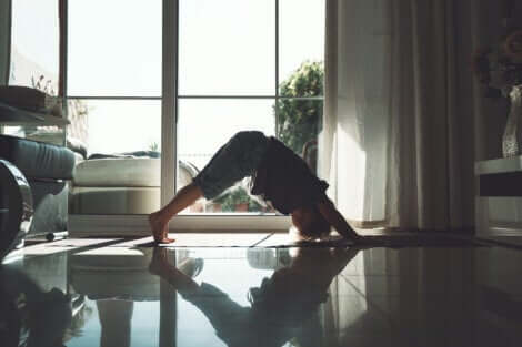Un enfant qui fait une posture de yoga. 