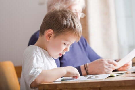 Un enfant qui apprend à lire.