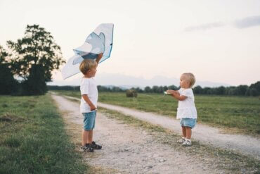 Des enfants qui jouent sans technologie.