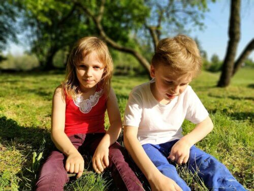 Des enfants amis qui jouent à l'extérieur dans un pré.