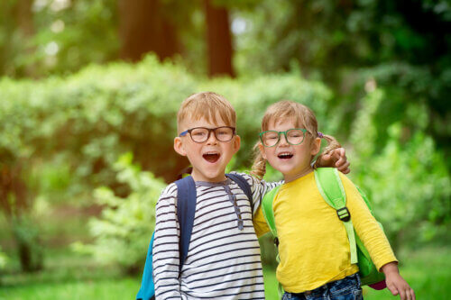 Des enfants contents sur le chemin de l'école pour aller en classe.