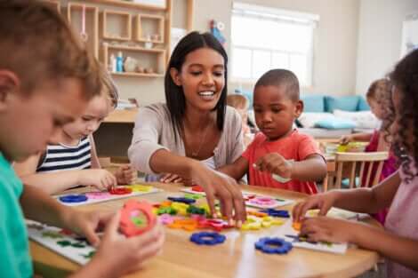 Des enfants lors d'une activité à la maternelle.