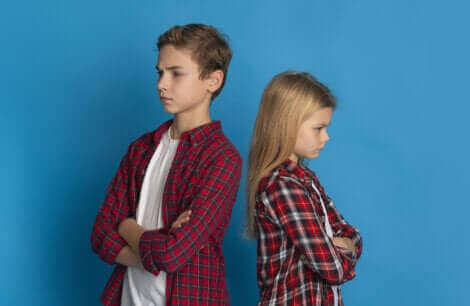 Des enfants dos à dos.