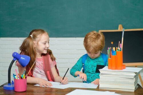Des enfants qui font leurs devoirs à l'école.