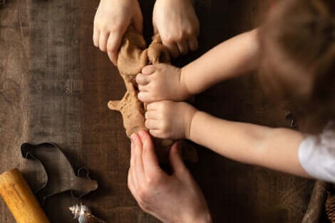 Des mains d'enfants qui manipulent de la terre. 