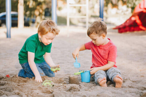 Des enfants qui jouent à faire un château de sable.