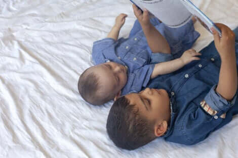 Deux enfants lisant un conte.
