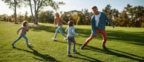 Une famille qui joue ensemble en plein air. 