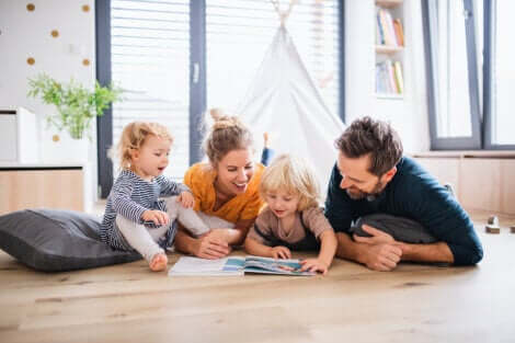 Une famille qui regarde un livre.