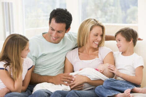 Une famille avec un nouveau né.